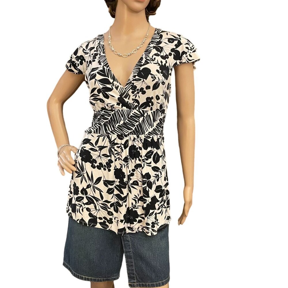 Merona Womens Sz M Floral Tunic Top Black and White Blouse Flutter Sleeve